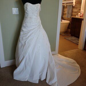 Brand New- David's Bridal strapless wedding gown and accessories